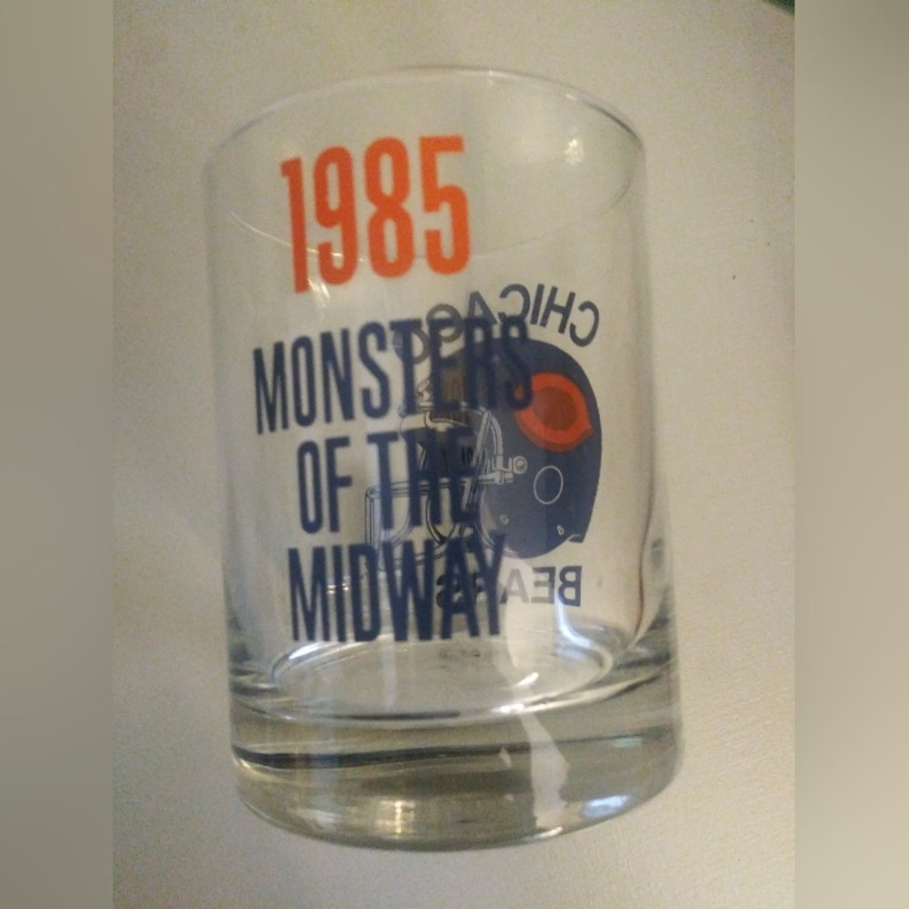 2 Vintage NFL Chicago Bears 1985 Super Bowl Whiskey Glasses